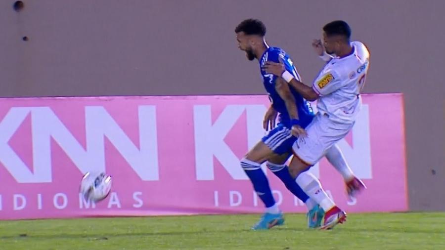 Jogadores de Cruzeiro e Tombense brigam pela bola durante jogo da Série B - Reprodução/Premiere