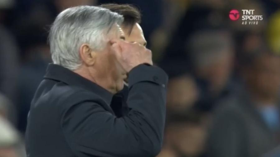 Carlo Ancelotti, técnico do Real Madrid, fazendo gesto popularizado por Abel Ferreira contra o Manchester City - Reprodução Web: // Twitter Palmeirs