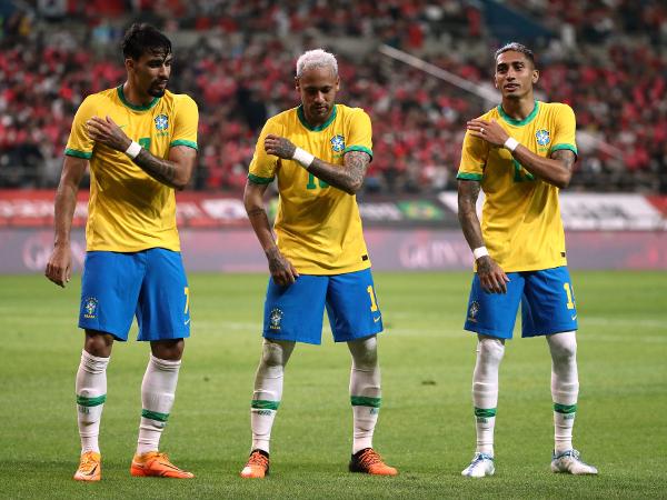 Lucas Paquetá, Neymar e Raphinha dançam em comemoração de gol da seleção brasileira contra a Coreia do Sul