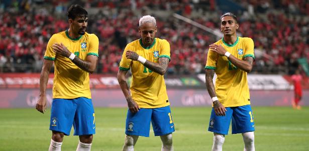 Lucas Paquetá, Neymar e Raphinha dançam em comemoração de gol da seleção brasileira contra a Coreia do Sul