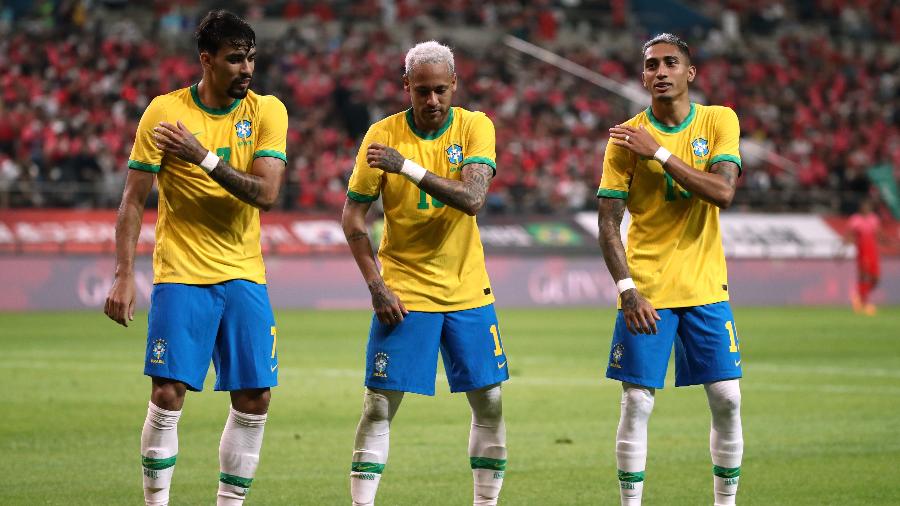 Lucas Paquetá, Neymar e Raphinha dançam em comemoração de gol da seleção brasileira contra a Coreia do Sul - Chung Sung-Jun/Getty Images