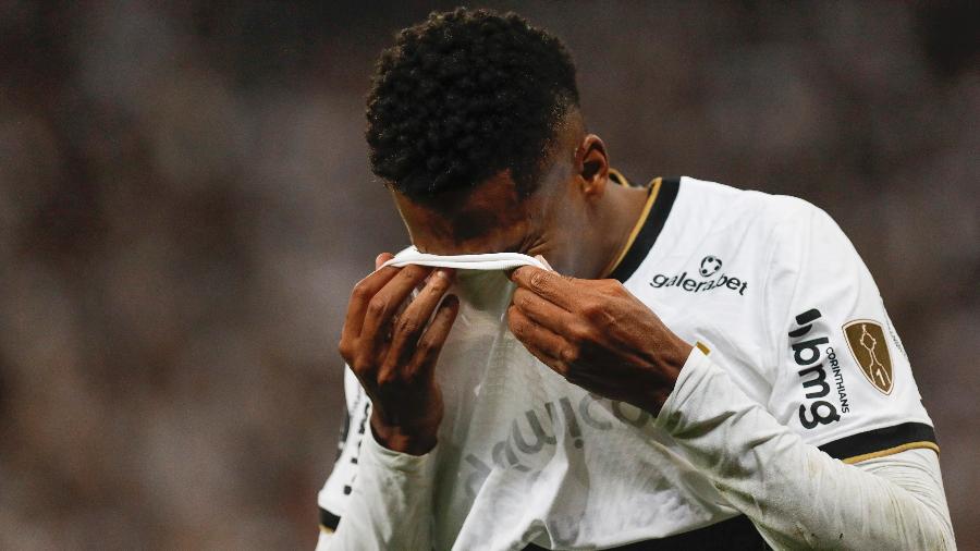 Jô em sua última partida com a camisa do Corinthians; atacante rescindiu contrato com a equipe paulista - Ricardo Moreira/Getty Images