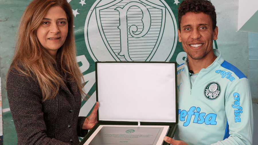 Marcos Rocha recebe placa pelos 200 jogo pelo Palmeiras - Reprodução/Twitter