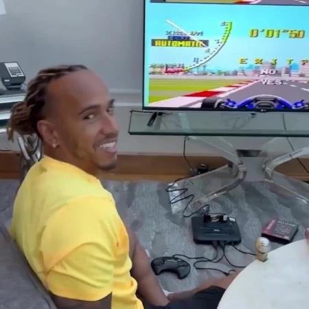 Lewis Hamilton jogando Ayrton Senna"s Super Monaco GP II - Reprodução/Instagram