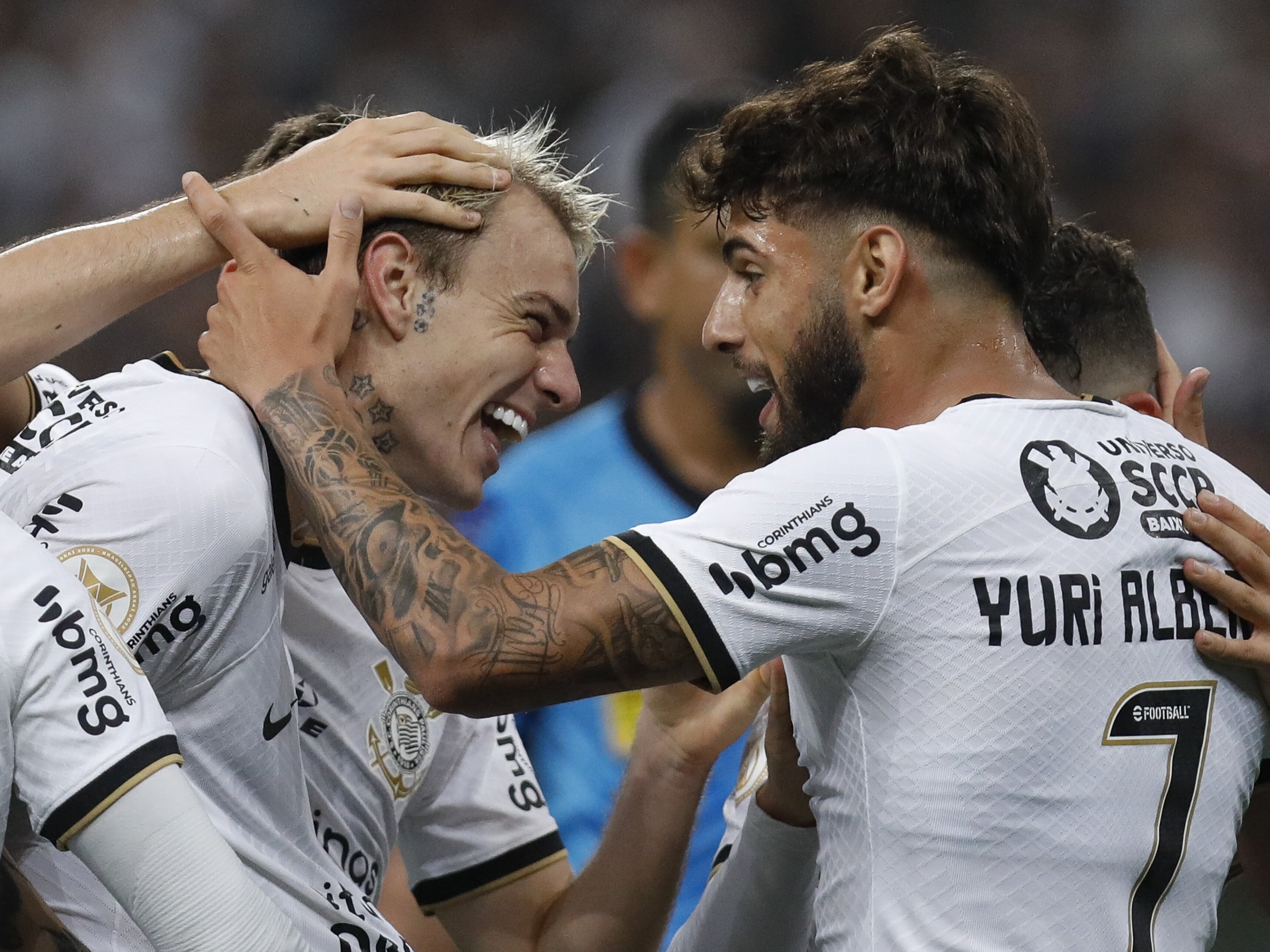 Corinthians e Coritiba empatam em jogo agitado pelo Brasileirão