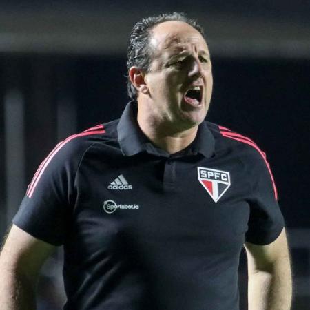 Rogério Ceni fala com jogadores do São Paulo durante jogo contra o Goiás, disputado no Morumbi e válido pelo Campeonato Brasileiro - JEFFERSON DE AGUIAR/PERA PHOTO PRESS/ESTADÃO CONTEÚDO