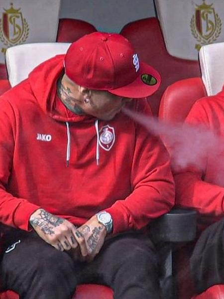 Nainggolan foi flagrado fumando um cigarro eletrônico - Reprodução