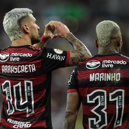 Arrascaeta e Marinho comemoram gol do Flamengo sobre o Santos - Thiago Ribeiro/AGIF