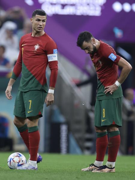 Cristiano Ronaldo e Bruno Fernandes, de Portugal, em campo contra a Suíça pelas oitavas da Copa do Qatar - Fareed Kotb/Anadolu Agency via Getty Images