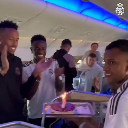 Rodrygo ganhou bolo de aniversário durante voo do Real Madrid para a Arábia - Reprodução/Twitter @realmadrid