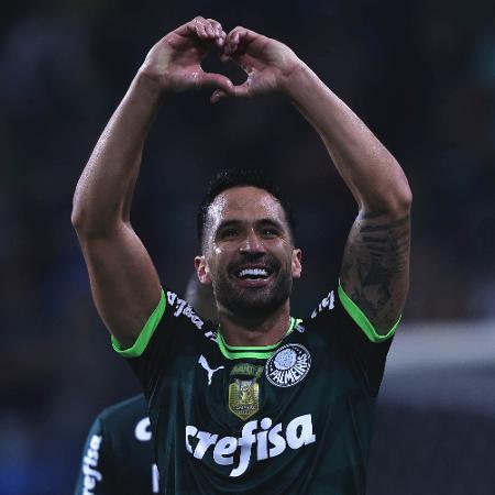Luan, do Palmeiras, comemora seu gol contra o Grêmio, pelo Brasileirão