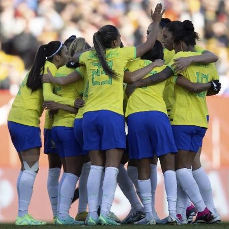 Jogadoras da seleção brasileira feminina antes de jogo