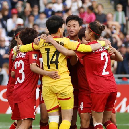 Jogadoras do Vietnã comemoram defesa de Tran Thi Kim Thanh em pênalti de Alex Morgan, dos EUA na Copa feminina
