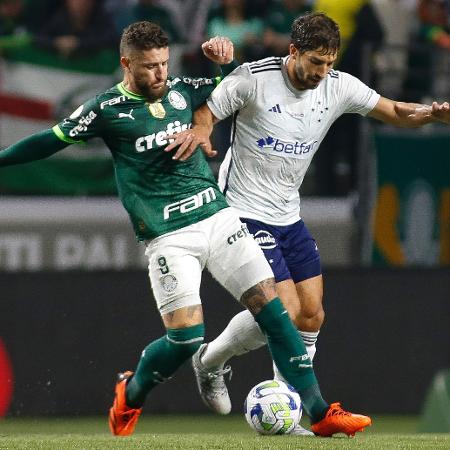 Zé Rafael e Lucas Silva disputam a bola em Palmeiras x Cruzeiro, duelo do Campeonato Brasileiro - Miguel Schincariol/Getty Images