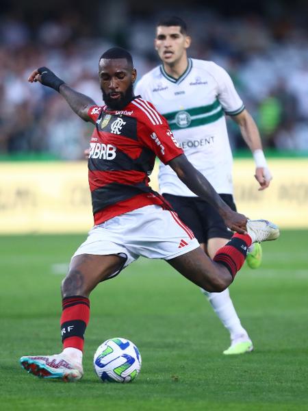 Gerson chuta para o gol na vitória do Flamengo sobre o Coritiba