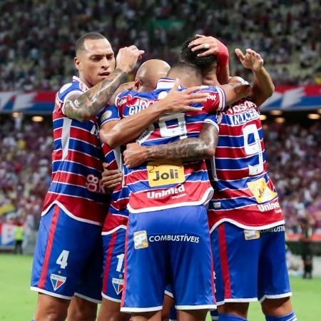 Jogadores do Fortaleza comemoram gol de Lucero contra o Corinthians, pelo Brasileirão