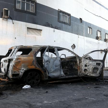 Carros foram queimados no entorno da Vila Belmiro, em Santos, após rebaixamento do Santos para a Série B