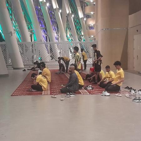 Mundial de Clubes: torcedores do Al-Ittihad e Al Ahly usam tapete de oração no estádio