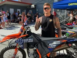 Piloto de motocross de 27 anos morre após tentar manobra em treinamento