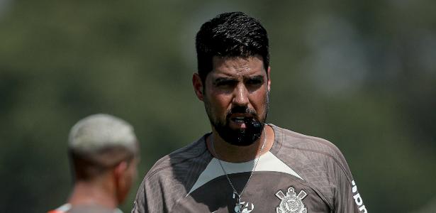 Antônio Oliveira reassume comando do treino no Corinthians; confira detalhes.