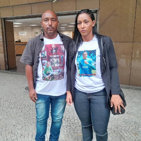Cristiano Esmério e Andreia Oliveira, pais de Christian Esmério, após depoimento no TJRJ