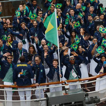 Barco com atletas do Brasil desfila no Rio Sena durante cerimônia de abertura das Olimpíadas