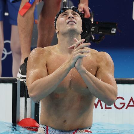 Nicolo Martinenghi comemora medalha de ouro nos 100m peito nas Olimpíadas