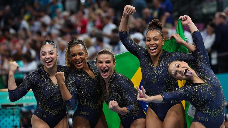 As ginastas Julia Soares, Rebeca Andrade, Jade Barbosa, Lorrane Olivera e Flavia Saraiva comemoram a conquista da medalha de bronze inédita para a ginástica brasileira.  