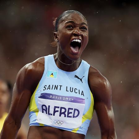 Julien Alfred vibra após conquistar a medalha de ouro nos 100m rasos feminina dos Jogos de Paris-2024 