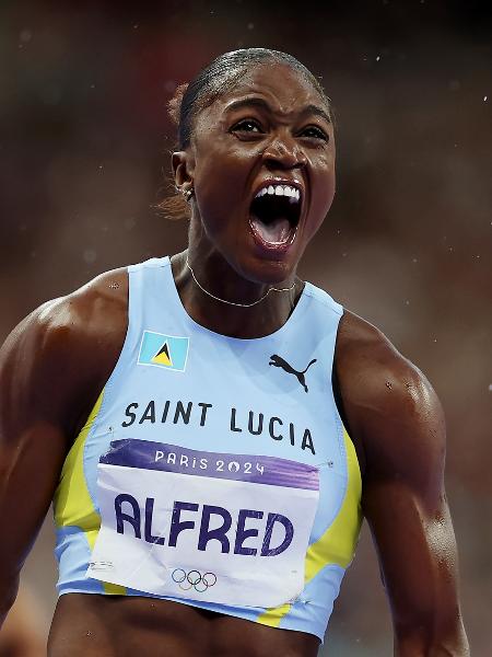 Julien Alfred vibra após conquistar a medalha de ouro nos 100m rasos feminina dos Jogos de Paris-2024 