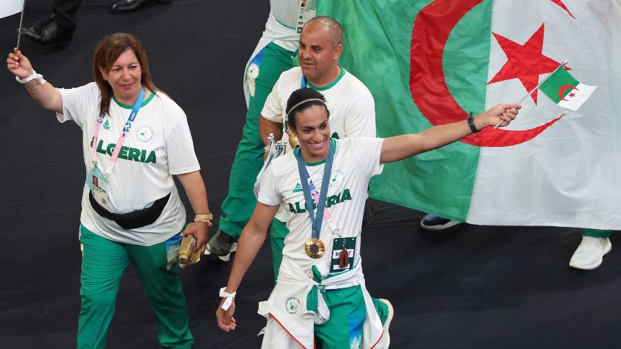 Imane Khelif, boxeadora da Argélia, na cerimônia de encerramento dos Jogos Olímpicos de Paris 2024