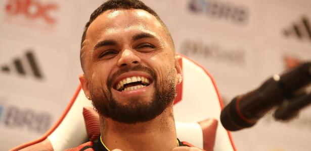 Michael diverte torcedores em apresentação no Flamengo e mira reestreia no domingo.