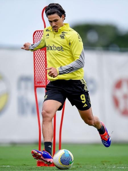 Pedro durante treino do Flamengo no Ninho