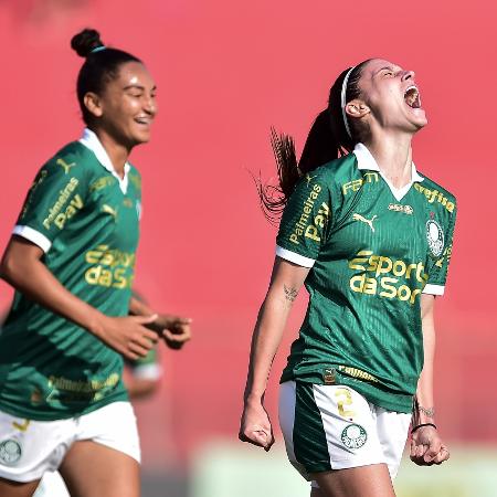 Bruna Calderan, do Palmeiras, comemora gol marcado contra o Cruzeiro nas quartas do Brasileirão