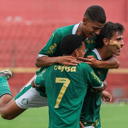 Jogadores do Palmeiras comemoram gol marcado durante jogo contra o Botafogo pelo Brasileirão sub-17