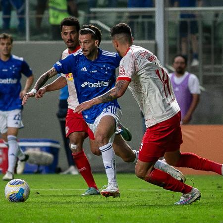 Lautaro Díaz em ação durante jogo entre Cruzeiro e Bragantino pelo Brasileirão