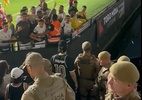 Jogadores do Corinthians batem boca com policiais após confusão na torcida