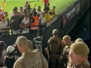 Jogadores do Corinthians batem boca com policiais após confusão na torcida