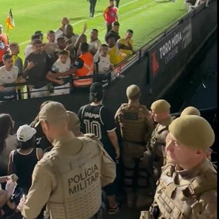 Jogadores do Corinthians discutem com policiais durante jogo contra o Criciúma pelo Brasileirão