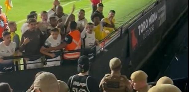 DEFENDERAM A TORCIDA! Jogadores do Corinthians discutem com policiais em incidente durante partida no estádio.