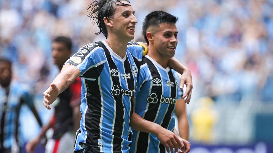 Geromel abraça Aravena depois de gol do Grêmio contra o São Paulo pelo Brasileirão