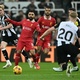 Líder Liverpool cede empate ao Newcastle e vê vantagem diminuir no Inglês