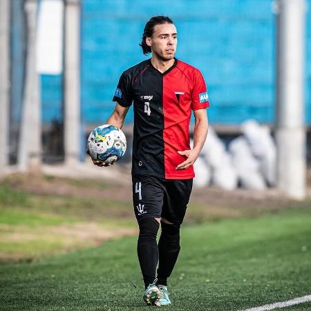 Jogador do Club Atlético Alto Peru em ação durante partida de futebol