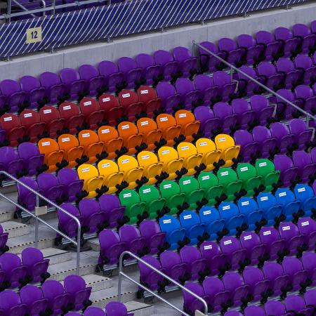 Estádio Inter & Co. tem 49 cadeiras nas cores do arco-íris em homenagem a um massacre em uma boate LGBT