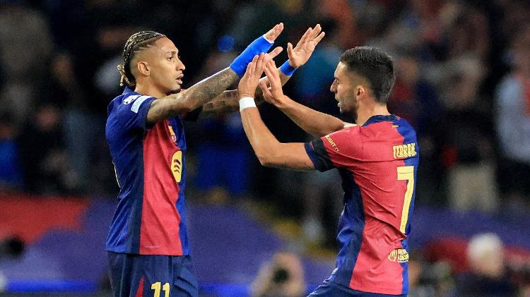 Raphinha e Ferrán Torres comemoram gol marcado pelo Barcelona contra a Inter de Milão na Champions Raphinha e Ferrán Torres comemoram gol marcado pelo Barcelona contra a Inter de Milão na Champions