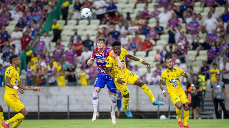 Kuscevic, Fortaleza - Bucaramanga, Libertadores maçında topa kafayla vurmaya çalışıyor