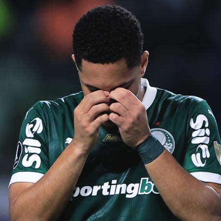Vitor Roque se lamenta durante Palmeiras x Bolívar em jogo da Libertadores - Ettore Chiereguini/AGIF