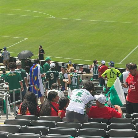 Torcedores de Palmeiras e Al Ahly conversam antes de jogo entre os times no Mundial de Clubes Torcedores de Palmeiras e Al Ahly conversam antes de jogo entre os times no Mundial de Clubes