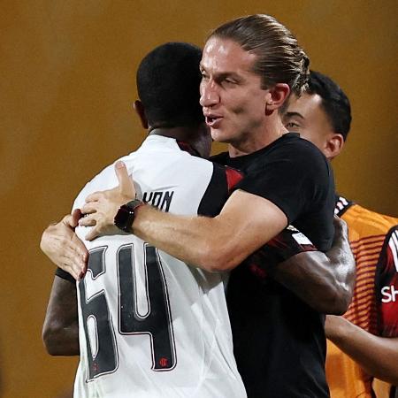 Filipe Luís abraça Wallace Yan após jovem marcar em Los Angeles x Flamengo Filipe Luís abraça Wallace Yan após jovem marcar em Los Angeles x Flamengo