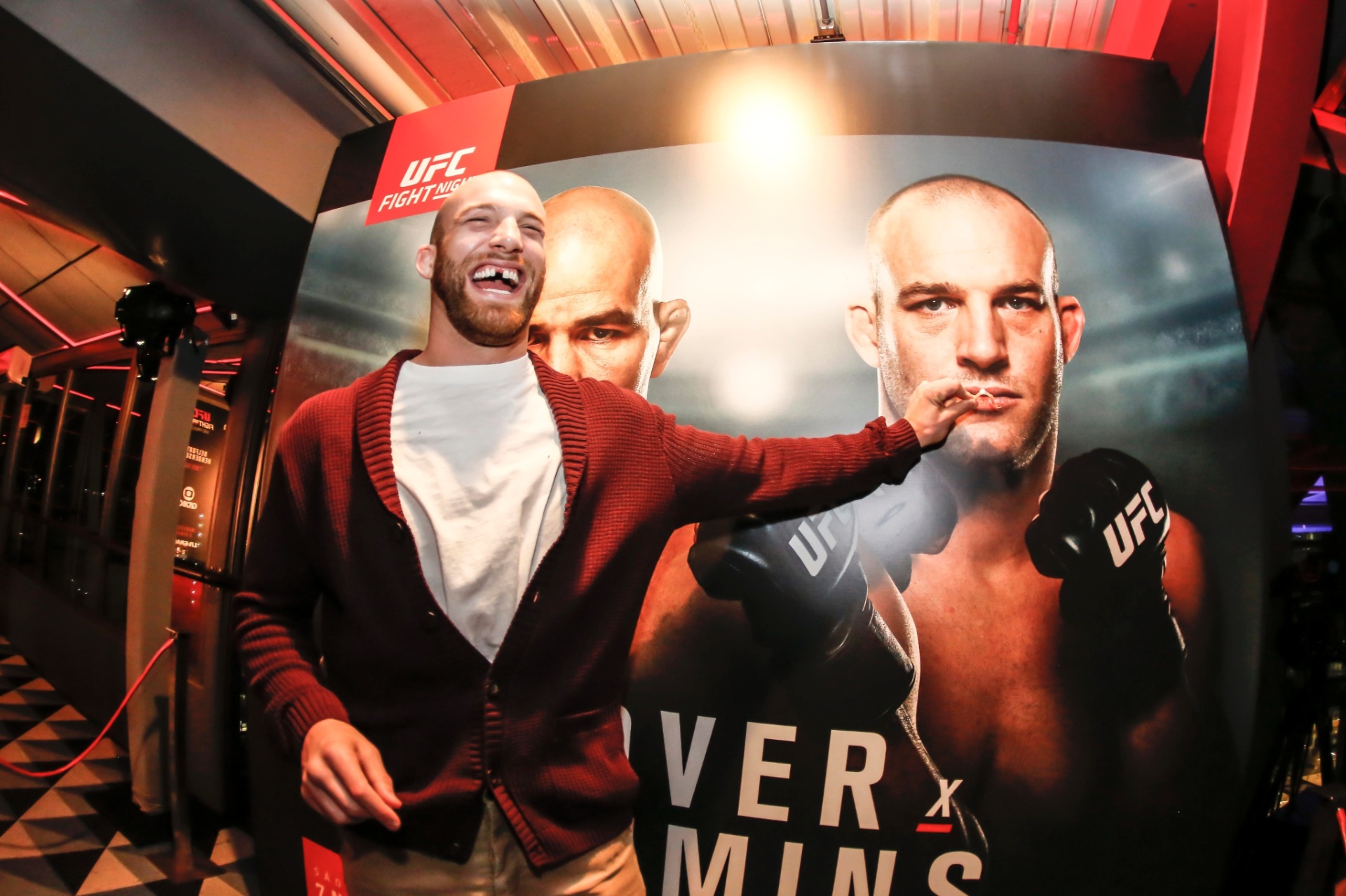 Patrick Cummins, rival de Glover Teixeira, brinca com prótese do dente que lhe falta na boca - Inovafoto/Divulgação